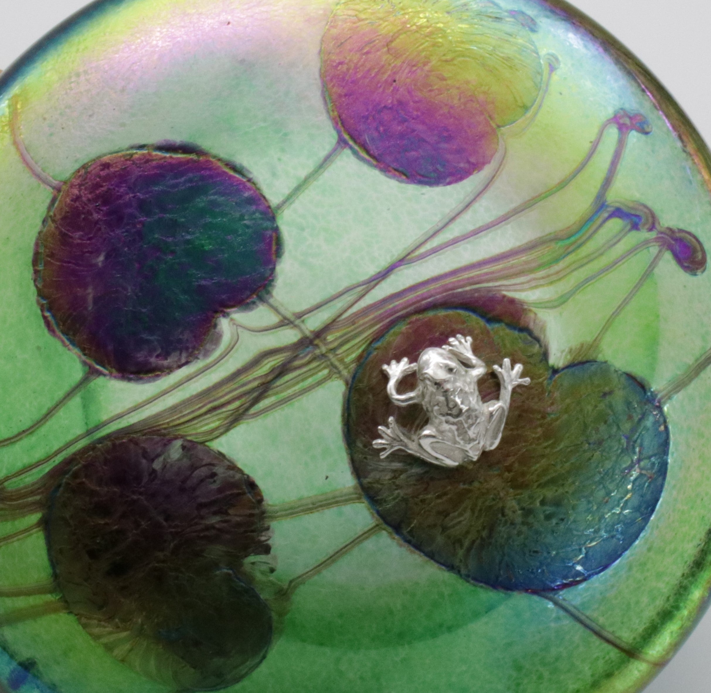 Frog Lily Trail Paperweight
